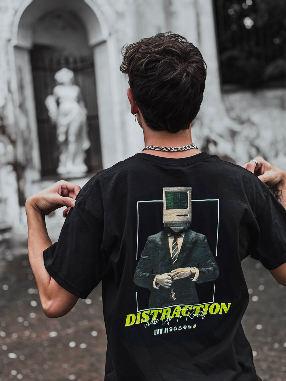 T-shirt Pill Distraction